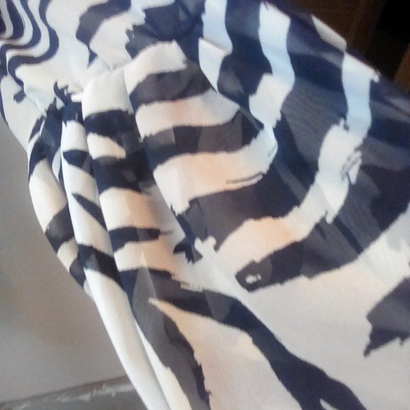 H & M Black and Tan Zebra Print Blouse. Size 10. - Picture 4 of 8